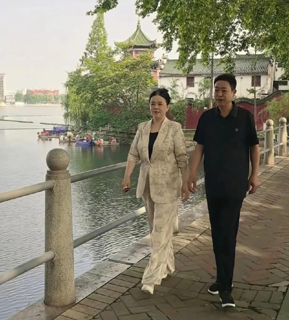 又打豆粉们的脸啦！徐瑶出来啦！他们的谣言不攻自破。一大早几个豆粉起哄发文说，你