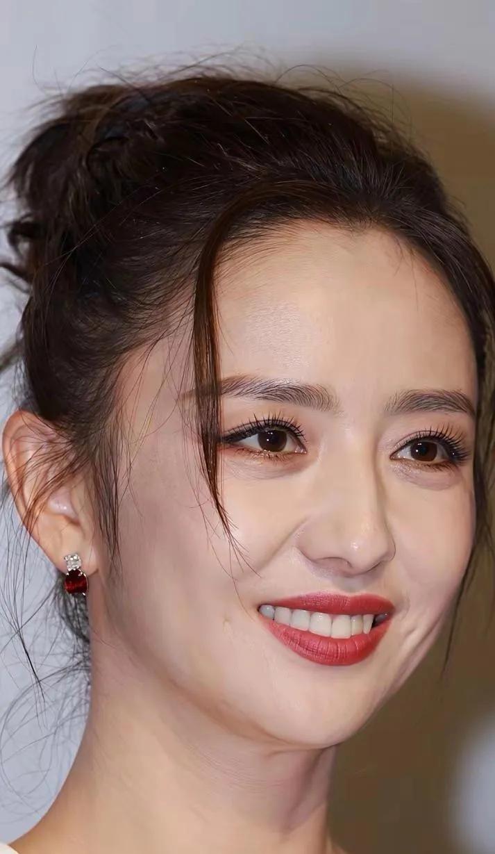 ❤️佟丽娅这一笑，我又沦陷了！姐姐的生图状态也太能打了！红唇配浅笑，温柔