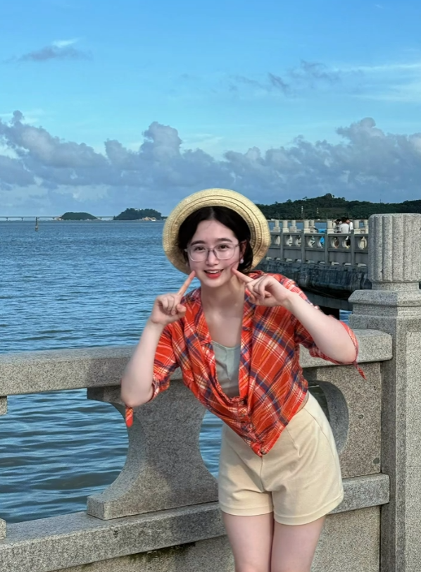 闺蜜说我带着眼镜好看！