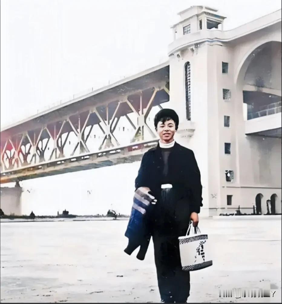 一张珍贵的老照片，拍摄于1958年的武汉长江大桥，这才是他真实的貌相，并非演员扮