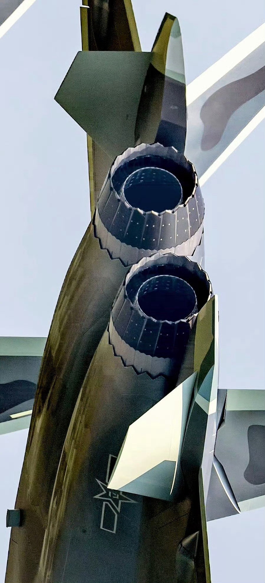 歼20三款发动机进化之路～歼-20的发动机进化历经三步，从俄发过渡到国产太行，最