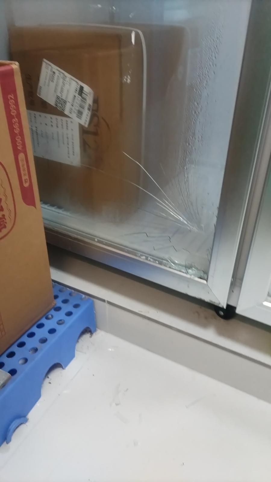 立式冰箱被推车砸破了一角，联系了网上维修，报价玻璃400，这就是普通的很薄