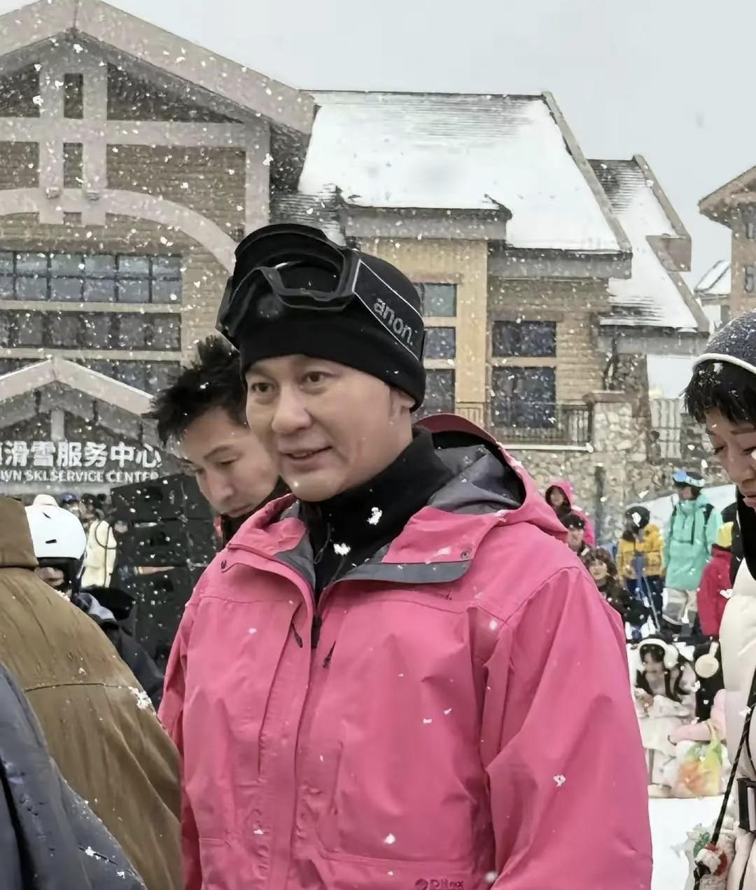 还真别不信李晨不止一个缺点他不仅仅47岁了，没结婚，最让我不理解的是他实在是