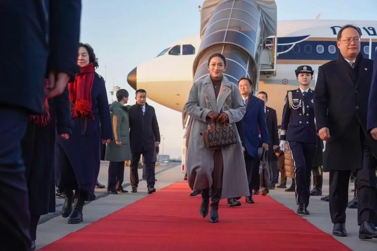 佩通坦解除总理职务，原因竟是中国？佩通坦被解除泰国总理职务，根本原因在于她推动