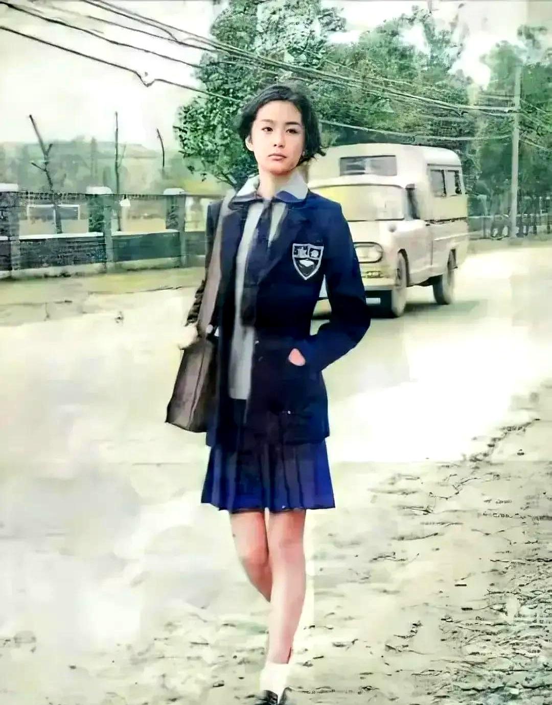 70年代西门町，星探随手一抓，抓到林青霞。18岁，刚高考完，穿着校服去试