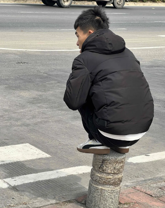 近期南宁发生的几个典型电信诈骗案例：第一、张某某，男，49岁，个体户，案发地
