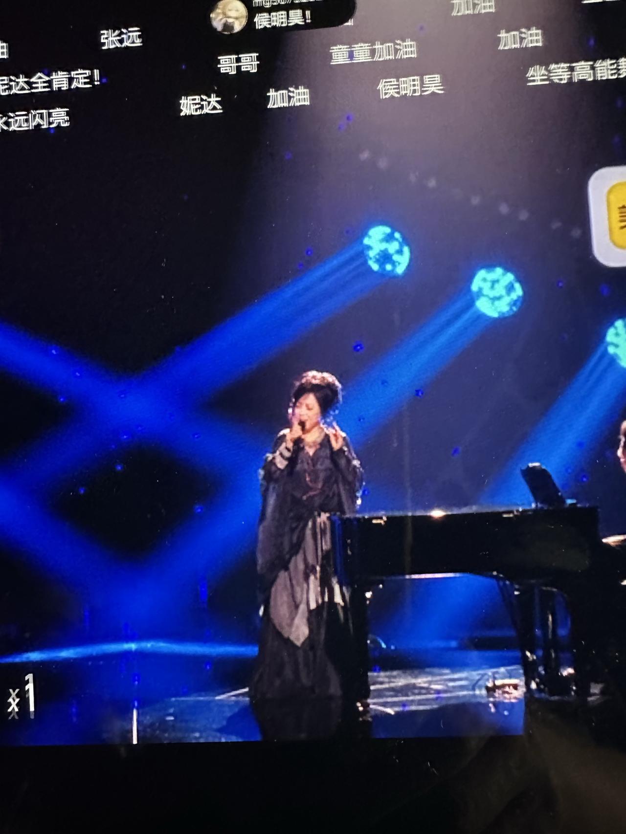 齐豫姐姐上台了，唱的是《这世界那么多人》。选曲怎么说呢……太熟了，这首歌都快被