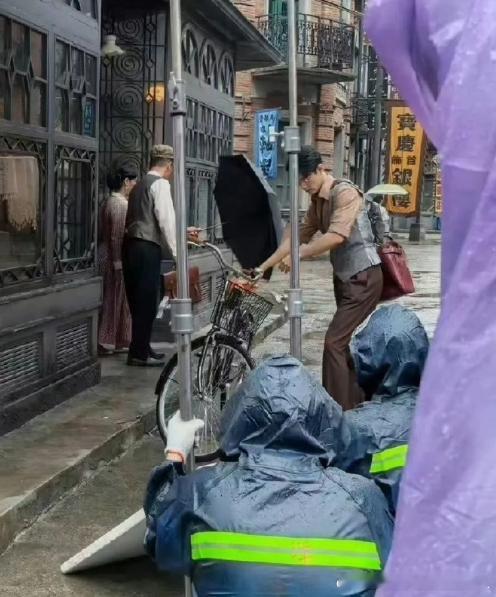 肖战新剧骑自行车路透肖战谍报上不封顶复古马甲路透肖战新剧骑自行车路透曝光，瞬间