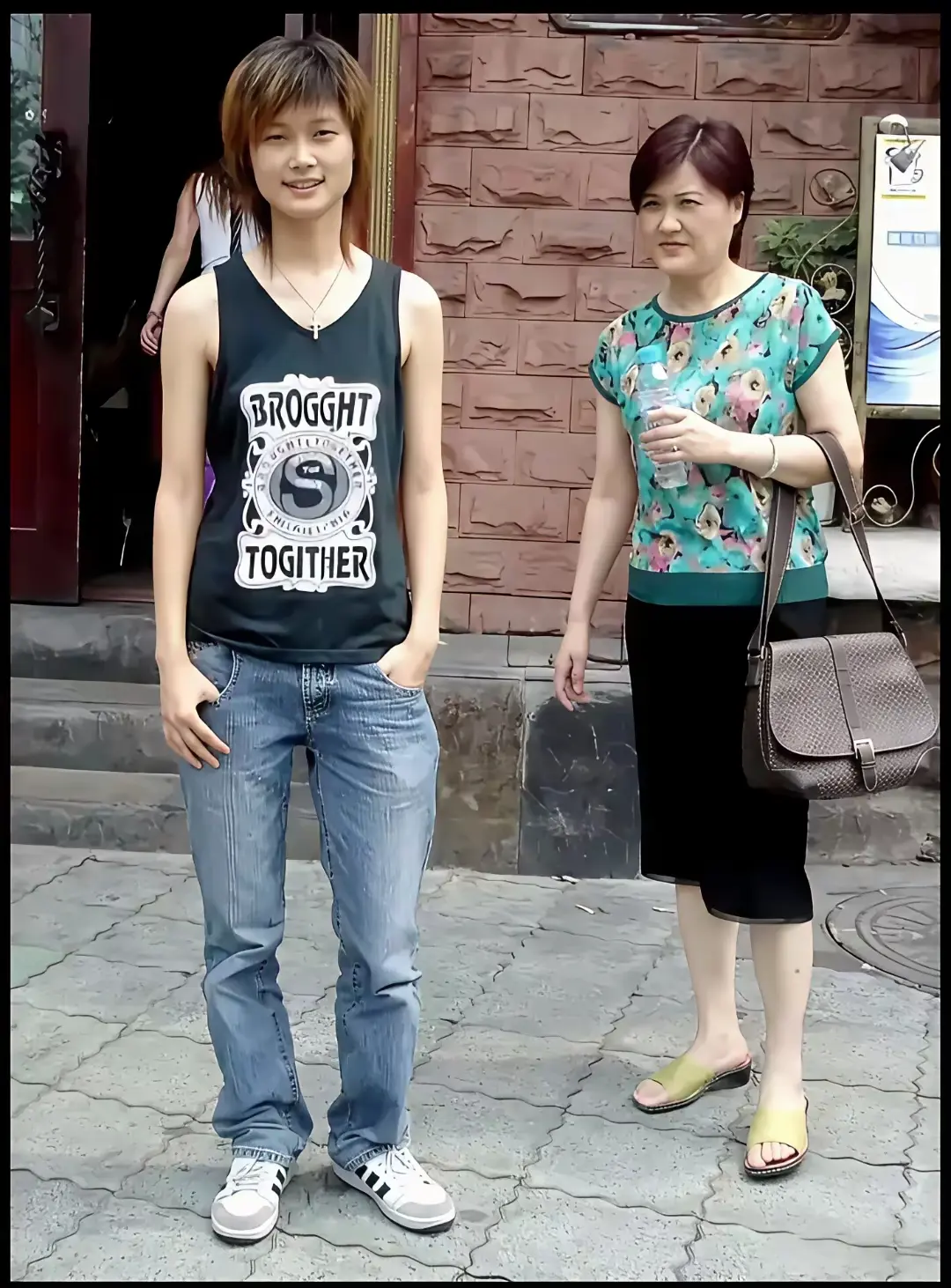 少年时的李宇春，就穿德训鞋了。
