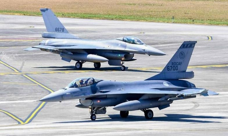 原定交付台湾省的首批2架F-16VBlock70战机，起飞后不久便因不明原因折返夏威夷[doge]台
