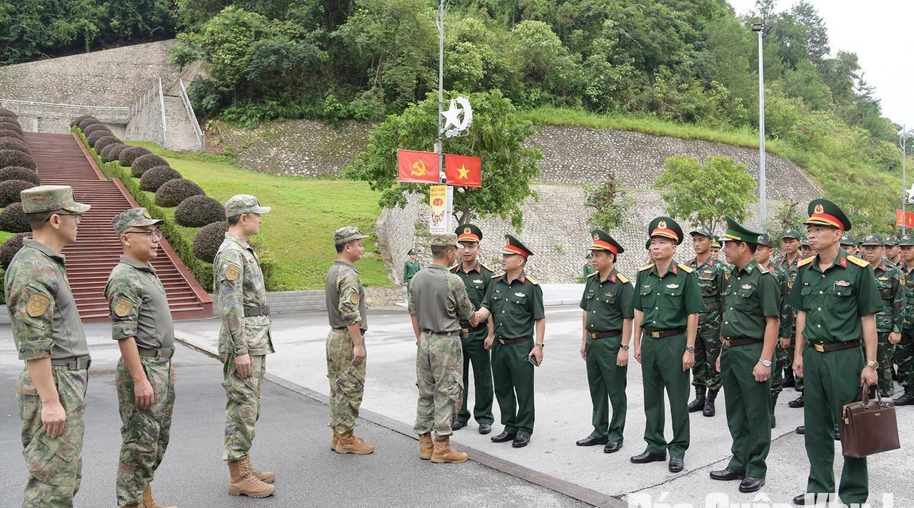 【中越陆军组织联合训练，两军官兵站一起，没有对比就没有伤害】近日，中越两国宣布