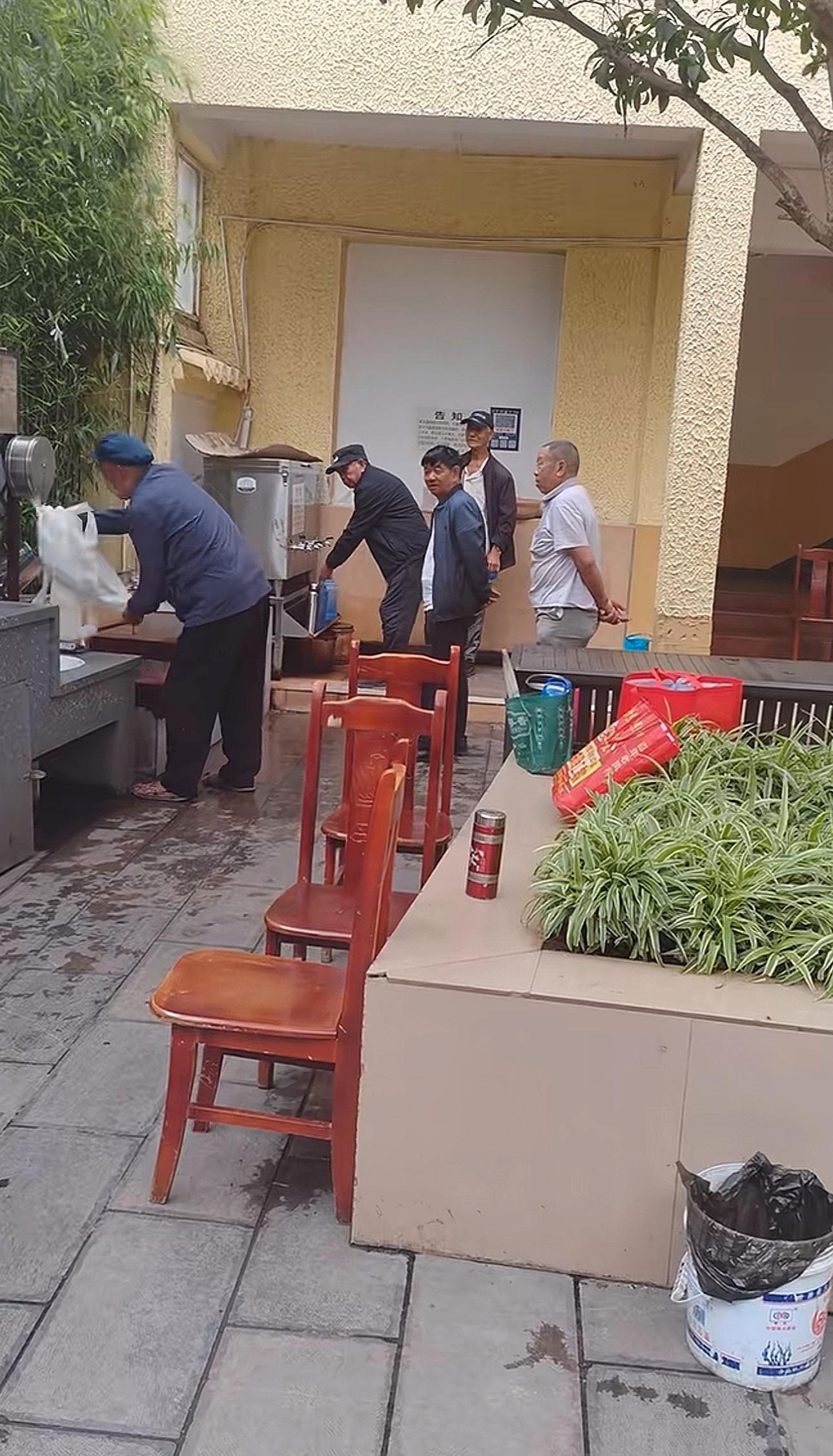 大爷抽这些纸干嘛用的？