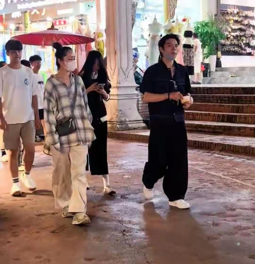 郭碧婷带娘家人云南度假，向佐也去了本人很帅，但身高不像有1836月25日，