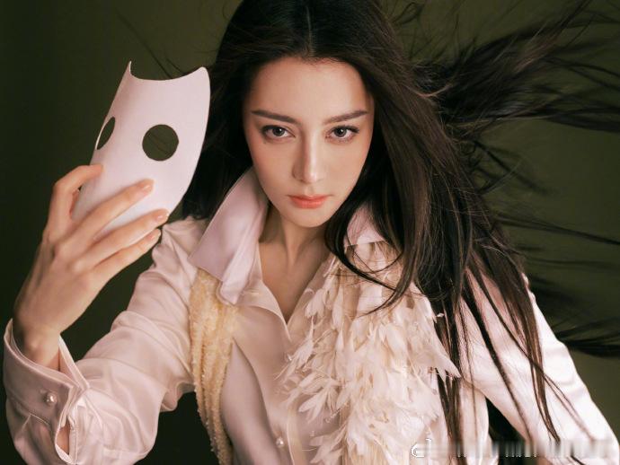 迪丽热巴面具下是更美一张脸迪丽热巴这组已经可以封神迪丽热巴这组太美了，美到无法