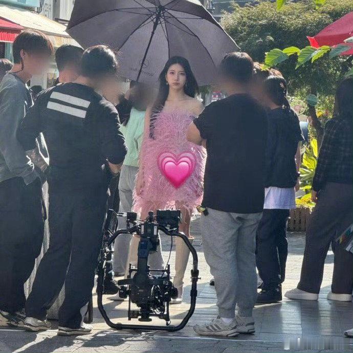 金智秀拍摄路透金智秀拍摄路透，她状态好好呀，好美！！​​​