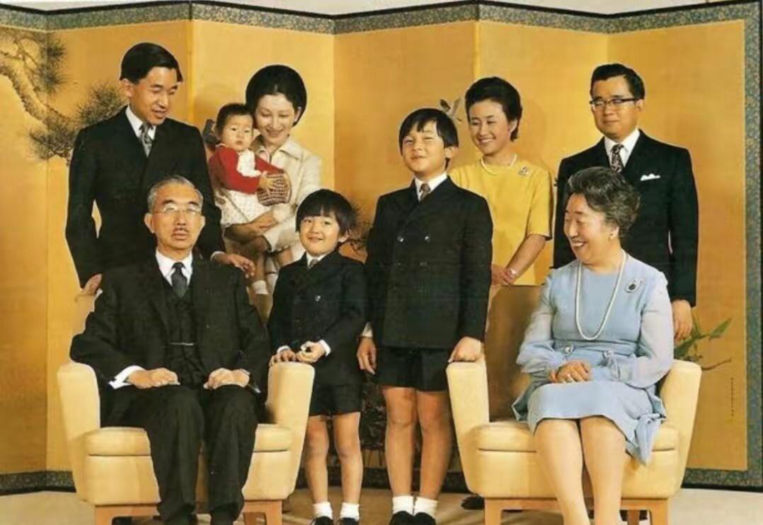 1971年1月，日本昭和天皇裕仁全家福合影。裕仁天皇，是发动侵华战争的组织者策