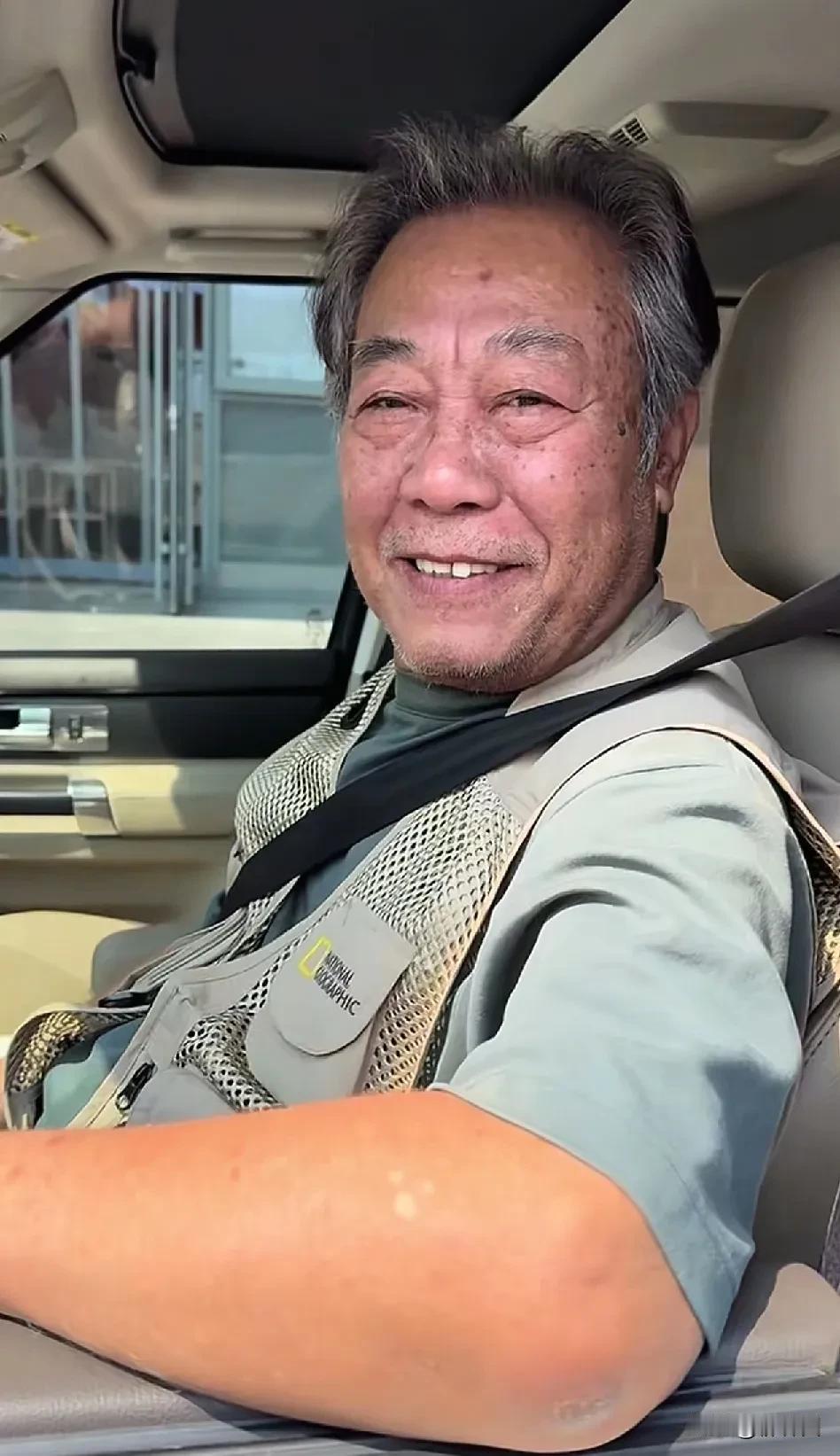 网友偶遇《潜伏》吴敬中站长，开着百万豪车，戎装在身，神采奕奕。照片中，77岁