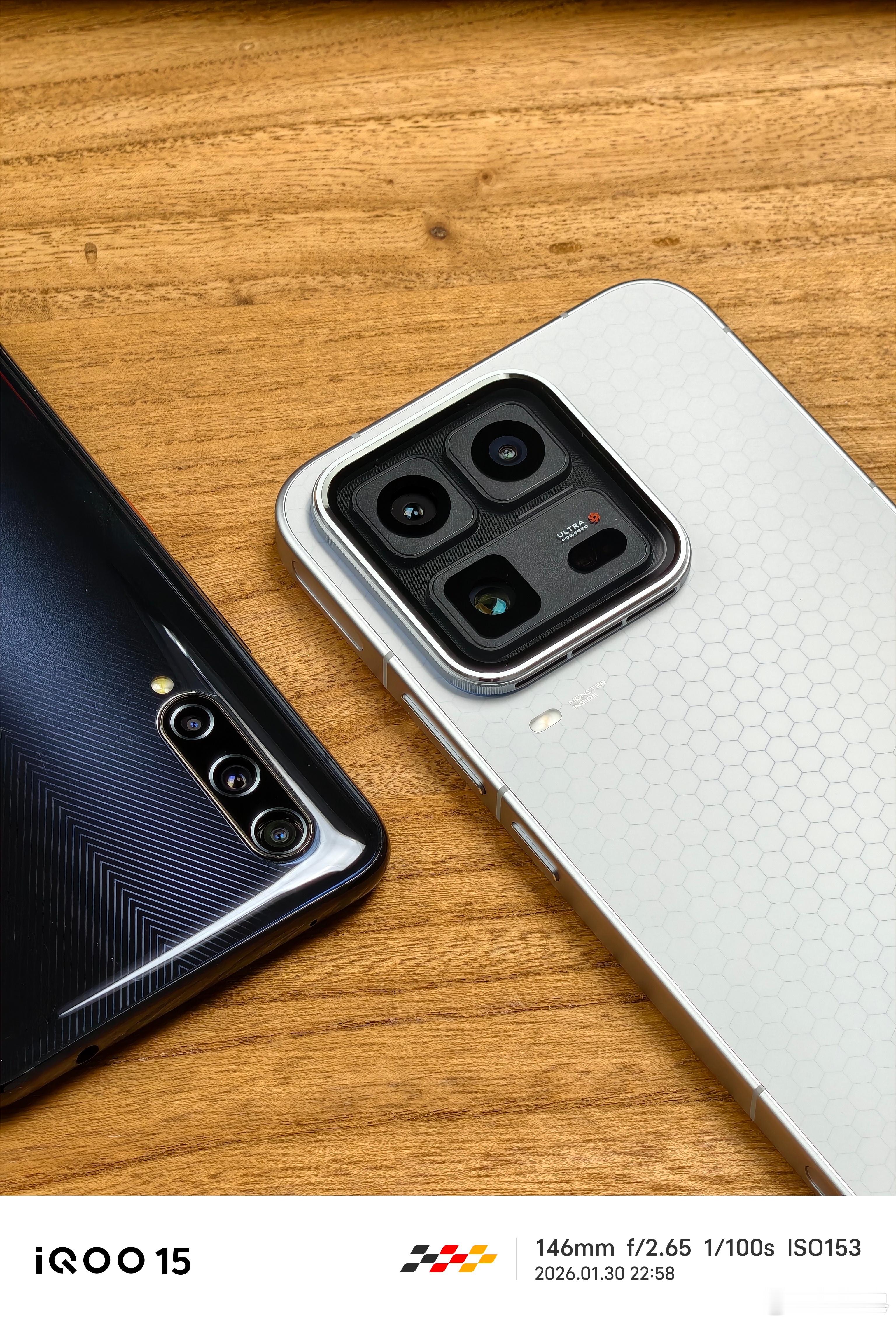 其实iQOO15Ultra让我想到了iQOOPro。这让我翻箱倒柜找出来了