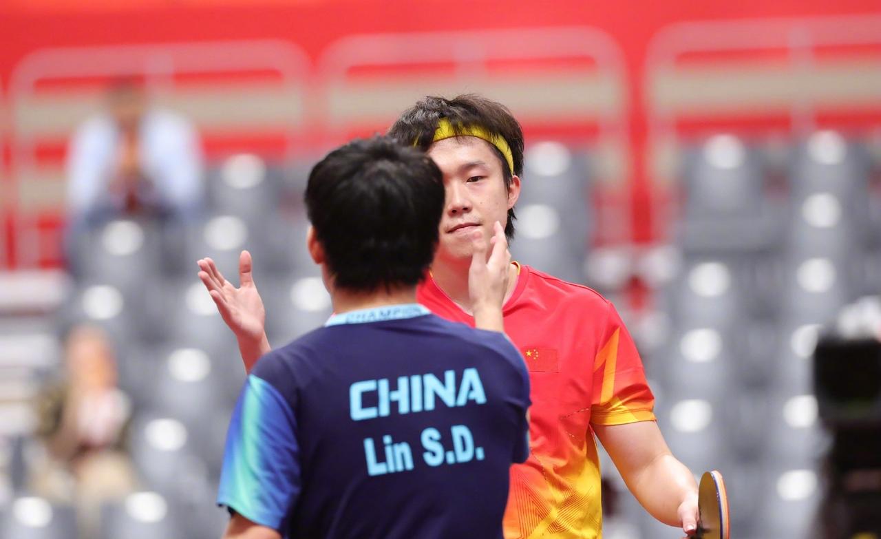 丢人丢国外了，国乒小将碾压王楚钦夺冠后，现场氛围怪异，就连日媒都发现了，赢球的不