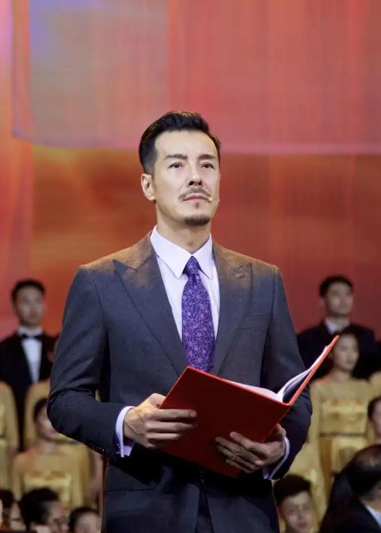 父亲是央视领导，他却坚持不靠关系，选择迎娶二婚妻子，直到46岁才真正走红，这个男