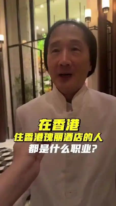 本年度香港最具戏剧性的黑色幽默场面，就此火爆出圈。一名女博主在香港顶级酒店门口做