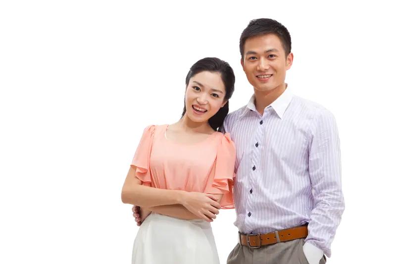 嘿，你还真得说“不服不行”！马来西亚有个女子，居然同时和俩男人结婚。晚上跟第一个