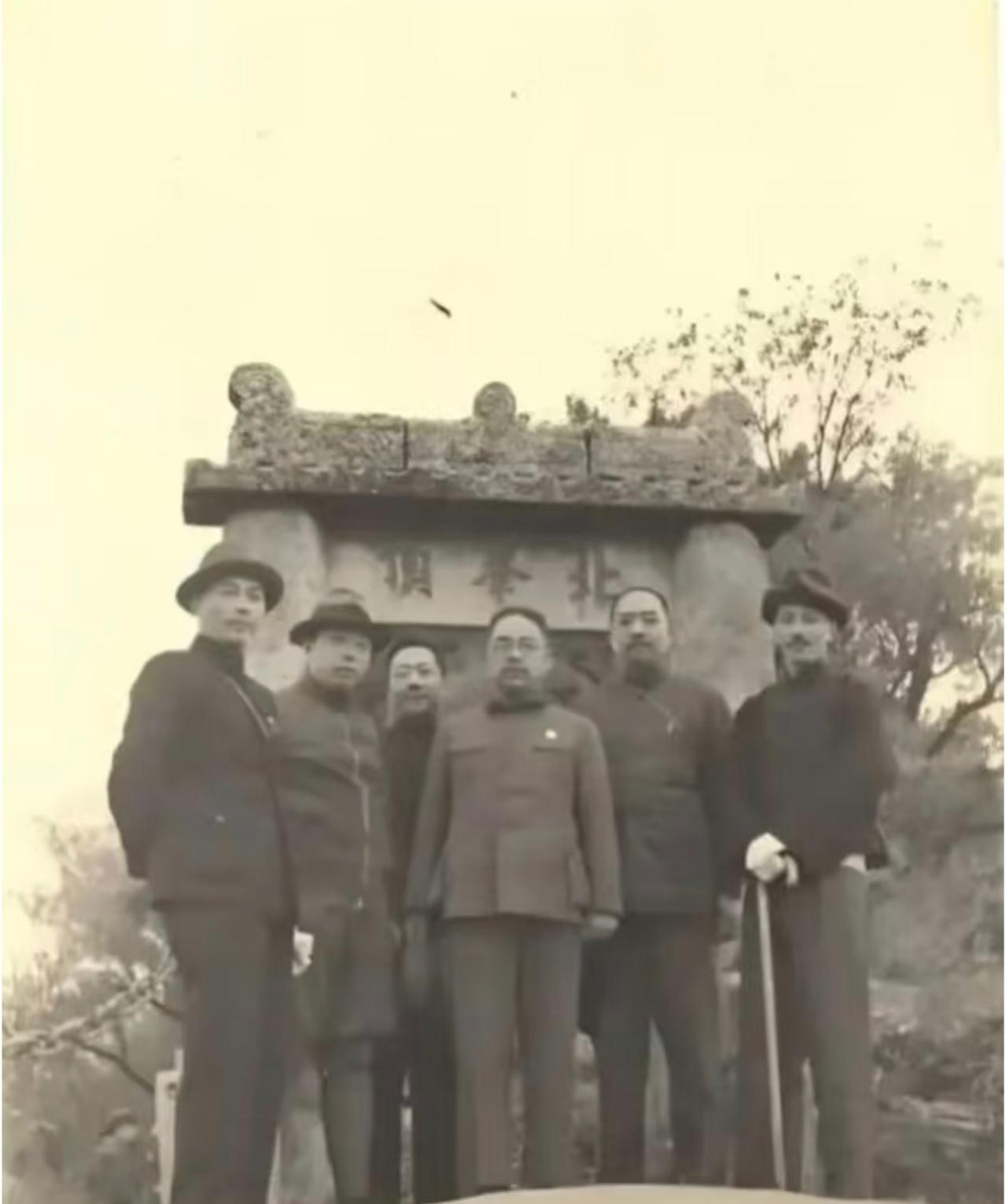 你见过蒋登华山的真实图片没？这可不是演员饰演的，可是蒋本尊，苍龙岭、北峰顶你登上