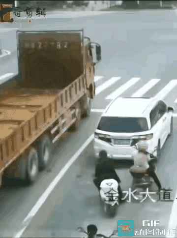 碰瓷惯犯的手段，有时会让善良的人防不胜防！骑摩托车的这个人，就是个典型的碰瓷惯犯