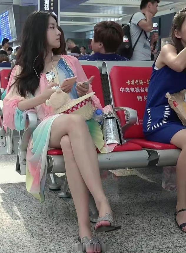 高铁站小姐姐，请用一个成语形容她？