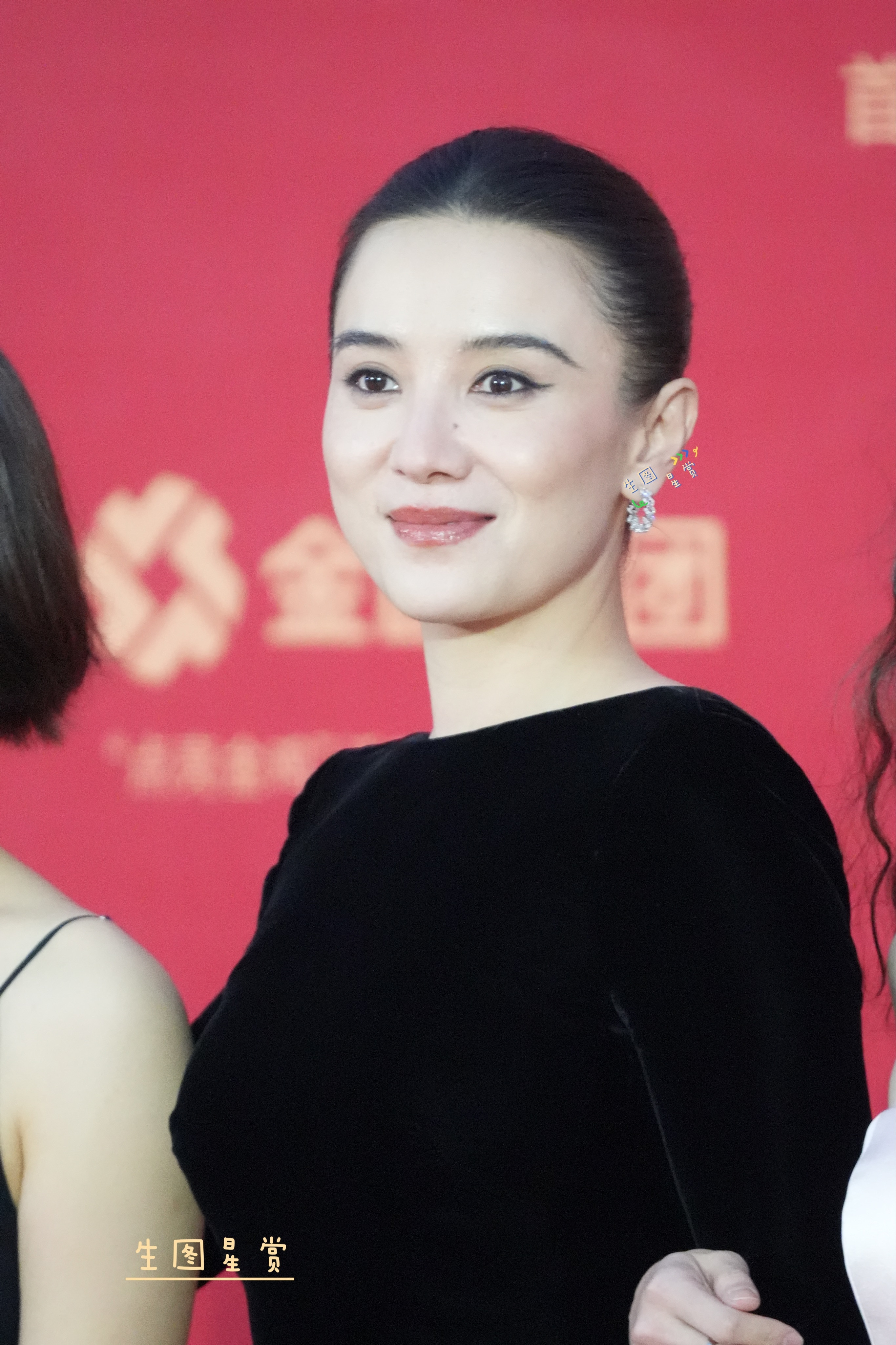 宋佳金鸡奖闭幕红毯新科影后气场太足