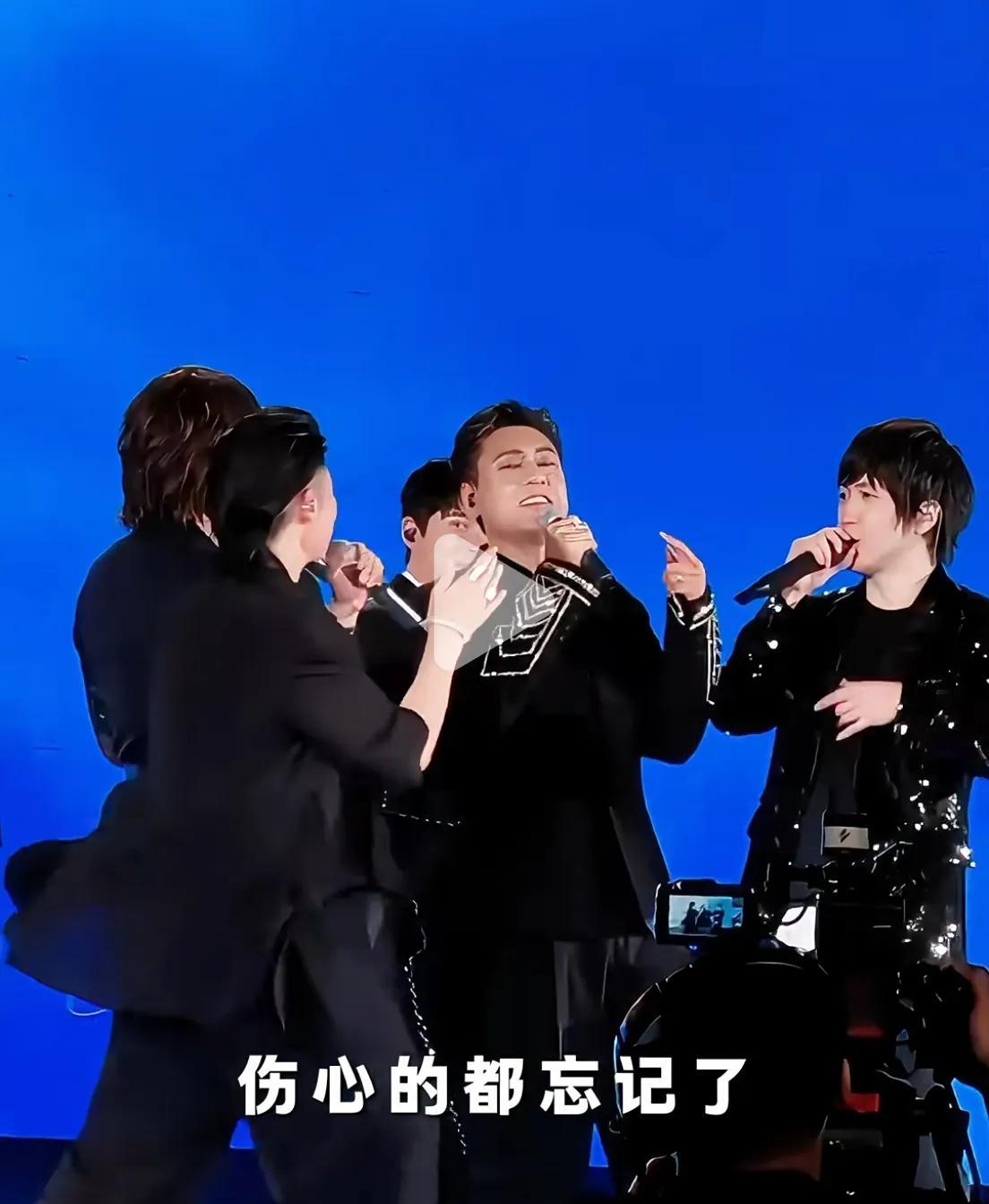朱孝天尴尬了他之前说和F4的另外三个不熟。这次鸟巢再合体，竟然在台上就被F3