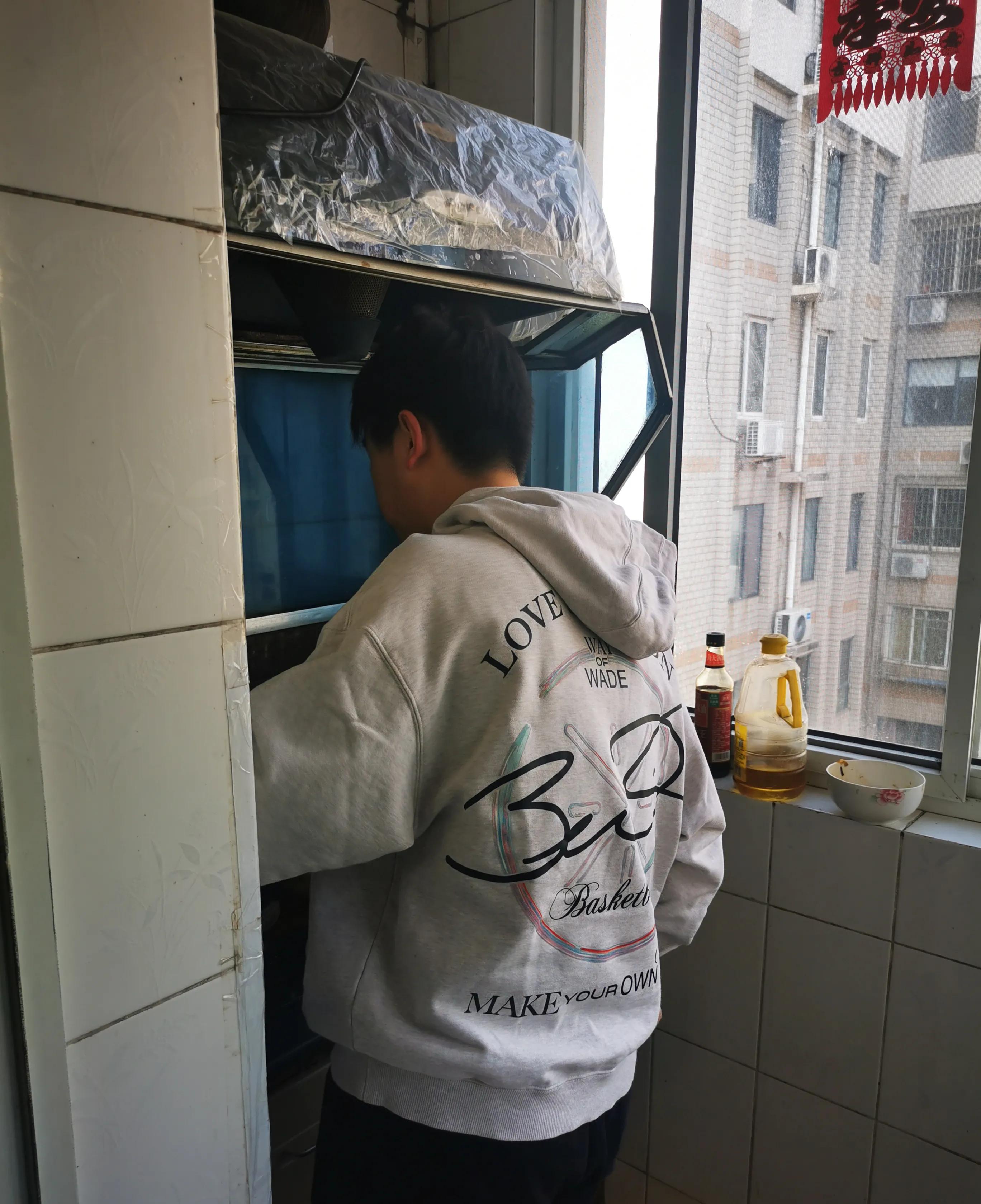 我和老公分工负责儿子大学期间的费用，我承担每年6-7千元的学费，他负责每月200