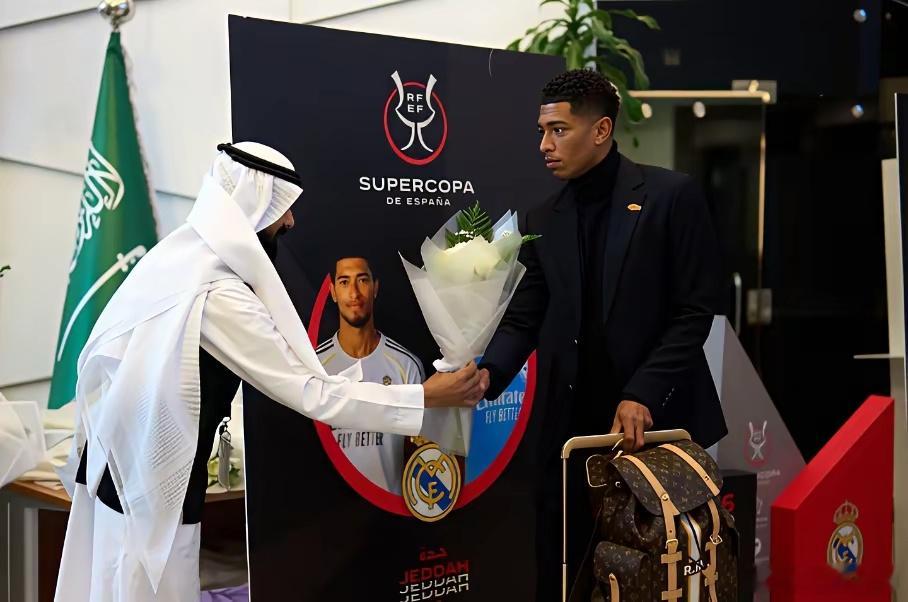 皇马抵达吉达备战超级杯！姆巴佩留守康复，4大主力缺阵+防线补强有惊喜。据