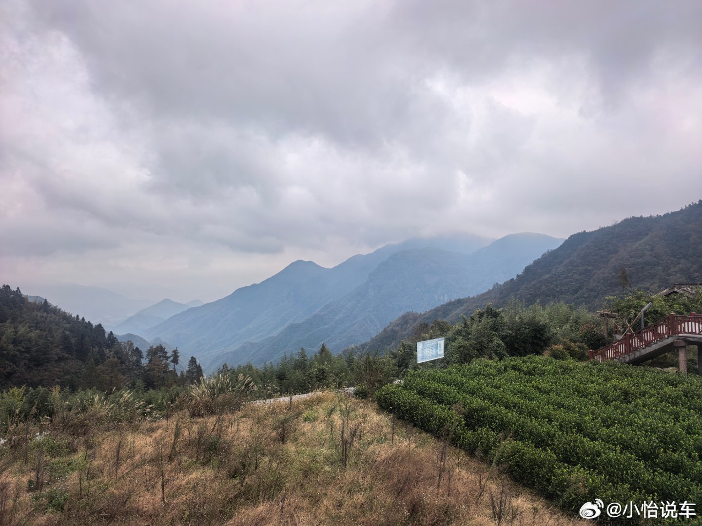 在山顶围炉煮茶今天有点阴天山上很凉但是围着小火炉超级温暖有红枣有板栗花生这些都