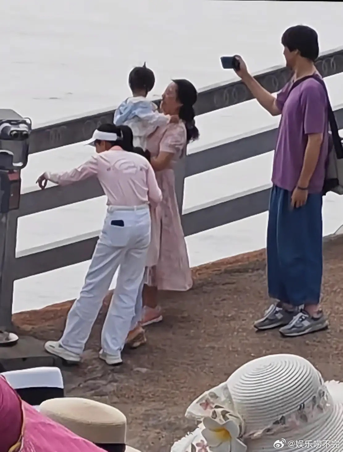 王传君一家五口度假被拍，直接被他和齐溪5岁大女儿身高惊到了，照片里王传君穿着简约