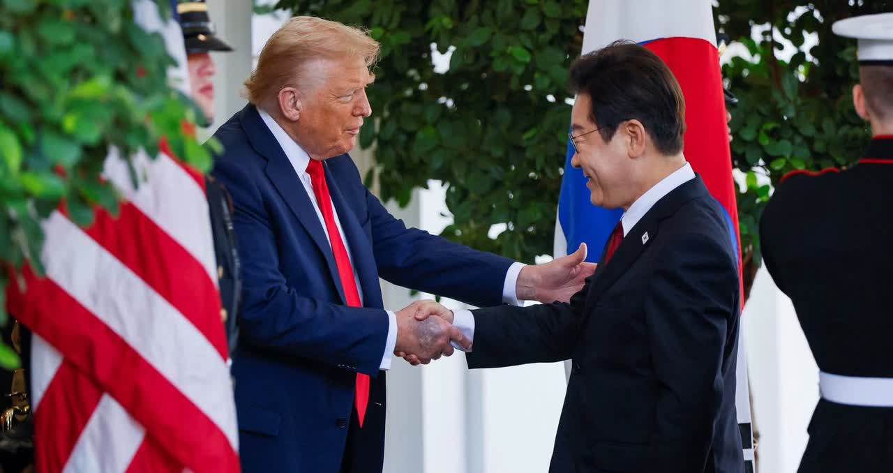 川普白宫会见李在明，手背乌青。