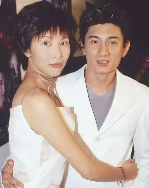 细数吴奇隆的三段情感经历！一、初恋：蔡少芬，出生于1973年，今年51岁，演员