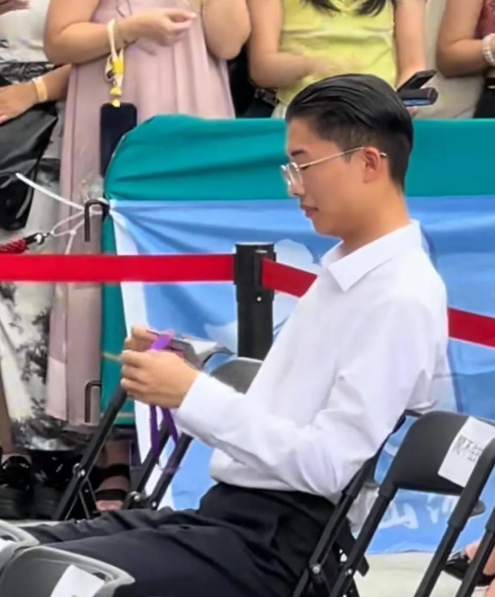 笑到捶地！网红郭有才，贡献了网红界和歌唱界独一无二的“名场面”。近日，郭有才