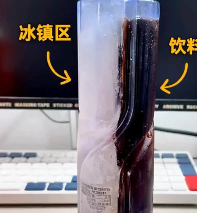 男子将喝了一半的矿泉水，横着放在冰箱冷冻，然后拿出冷冻好的瓶子，又灌进去