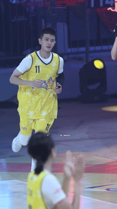 NBA名人赛任嘉伦这个跑步进场好明媚？他的姿态超绝——有专业运动员的力量感，每步