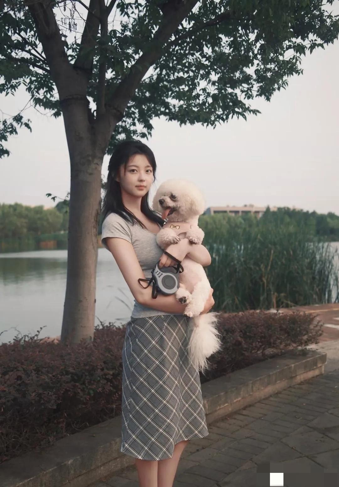 舍友刚刚交往的女朋友，越看越喜欢