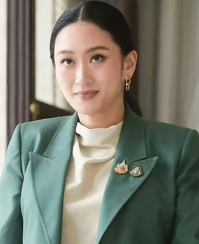 佩通坦重回总理大位还差一步！今天上午，泰国开会对佩通坦总理不信案进行投票，结果