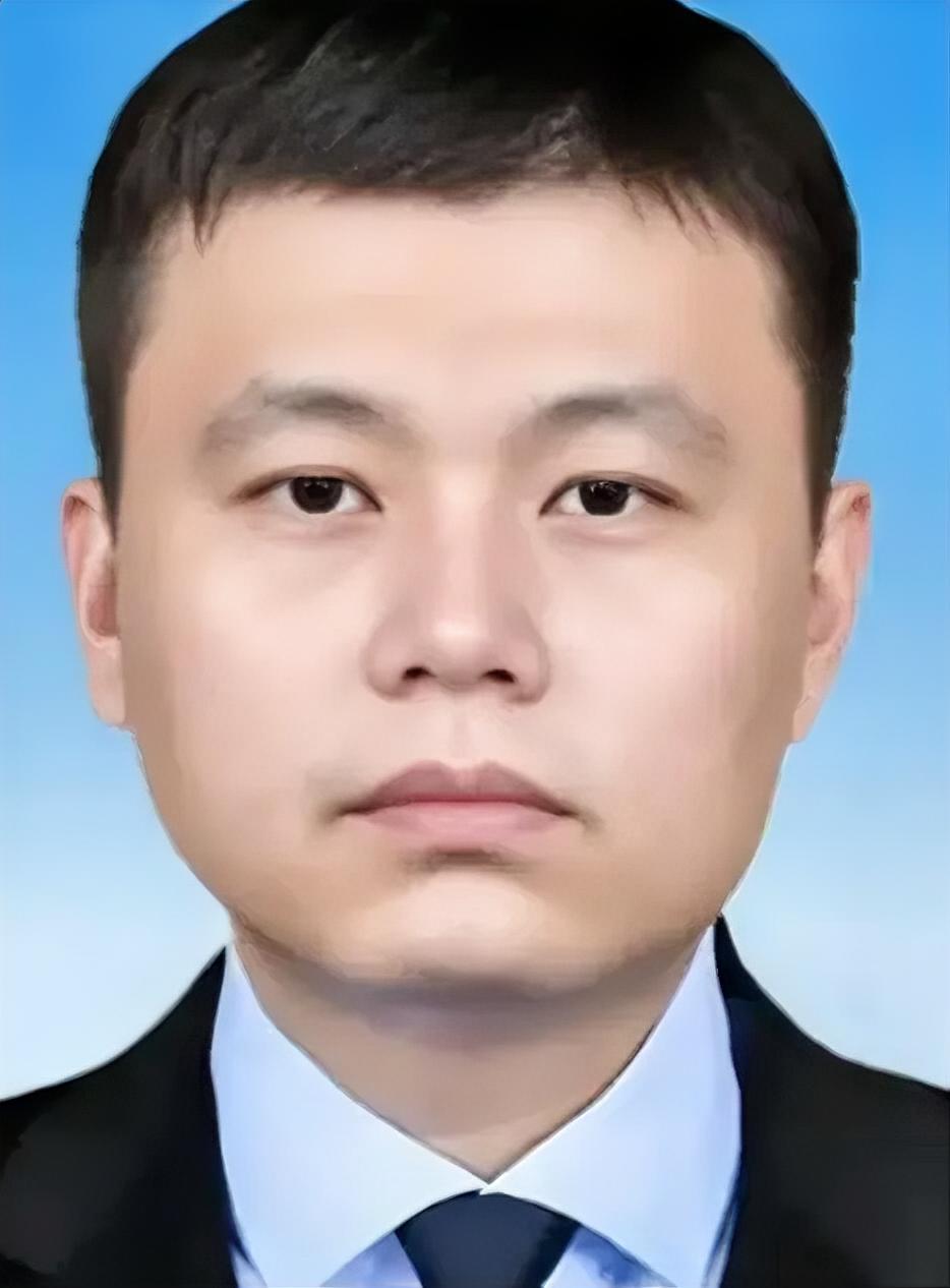 1981年，湖北宜昌一个普通家庭里，5岁的小男孩石悦捧着父亲刚买的《上下五千年》