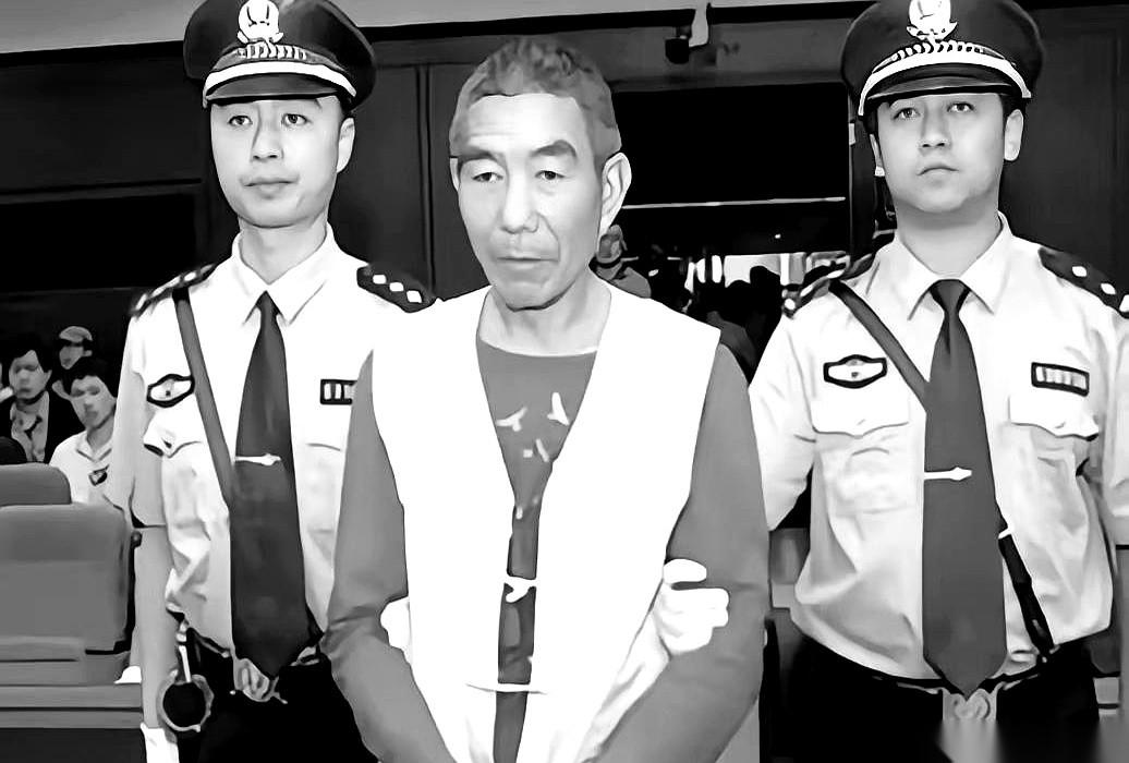 云南有个老头，叫张永明。他蹬着一辆破三轮，把一车肉干拉到镇上集市。街坊凑过来问