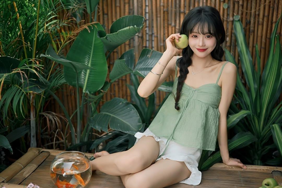 夏日清新，绿意盎然，少女与金鱼的悠闲时光。