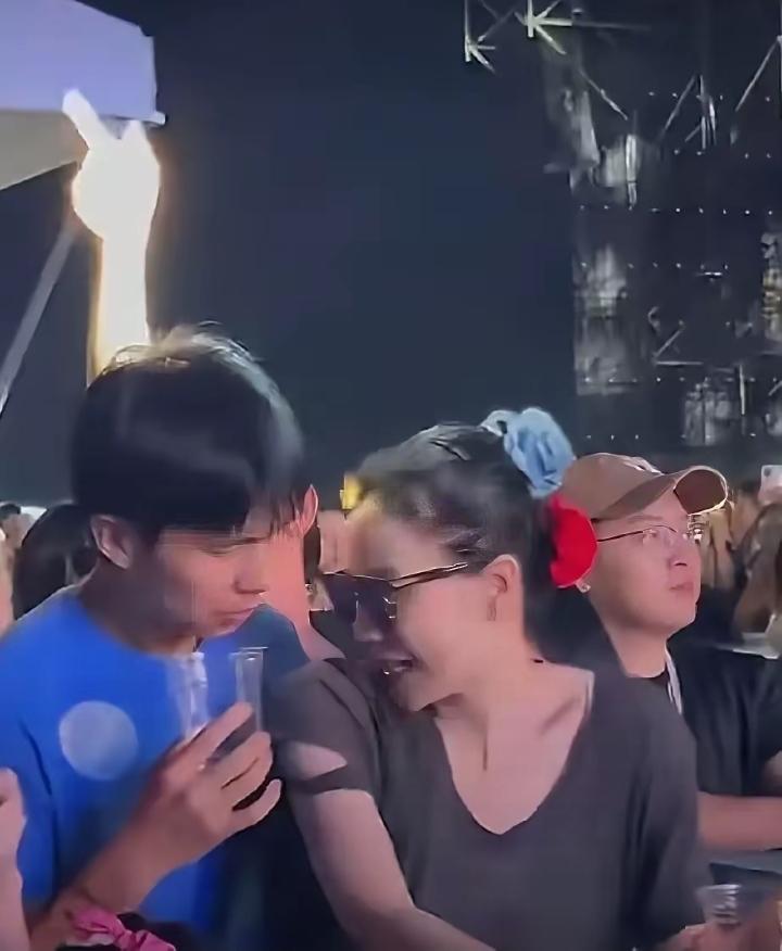 王菲会喜欢她的男闺蜜吗？最近，在窦靖童的音乐节现场，王菲跟她的男闺蜜Ryan的亲