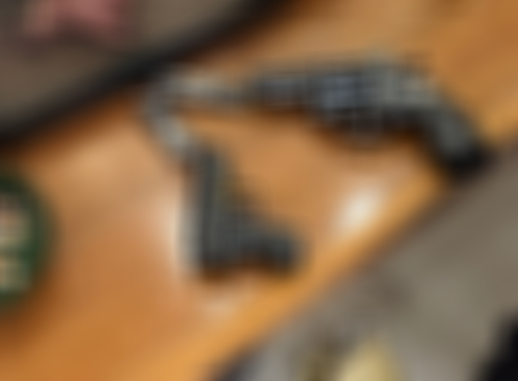 🇲🇲缅北地区偶尔能见到一些遗留的玩具，不过这把64式手枪套筒右侧的标志和国内