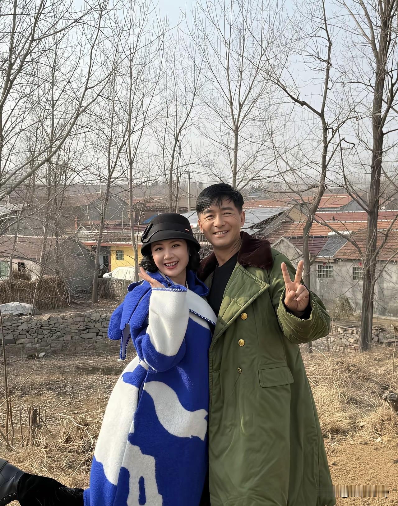 程莉莎实在是太精致了，和郭晓东回村，郭晓东穿军大衣，她则穿一身蓝白大衣，贵妇范十