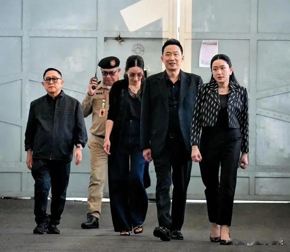 他信的长子班通达近期频繁亮相，其身影出现在公众视野中。他信的长子班通达终于