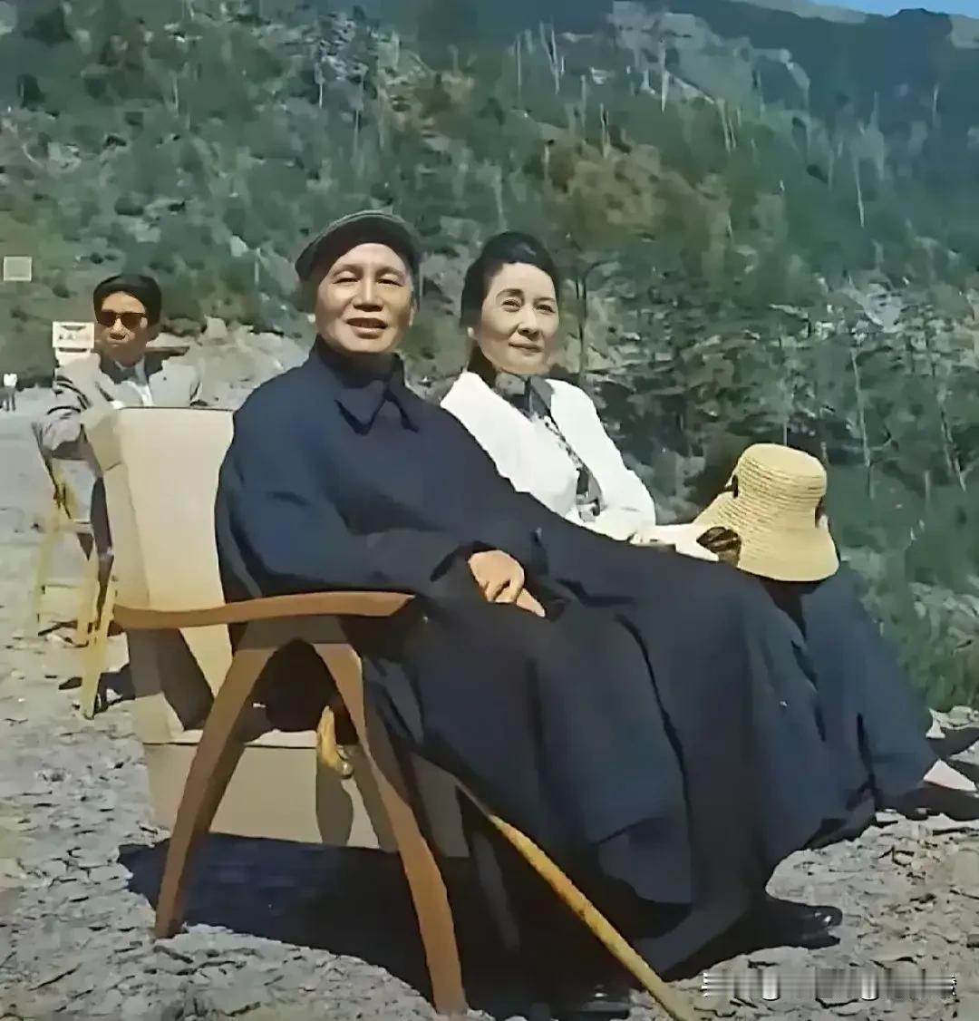 山间湖畔，蒋介石与宋美龄静赏湖光山色，倾心共商国事，这帧画面未入戏，却是真实旧时